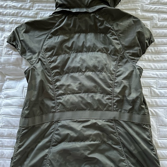 Lululemon Spring Fling Vest size 6 Camo - Picture 2 of 5